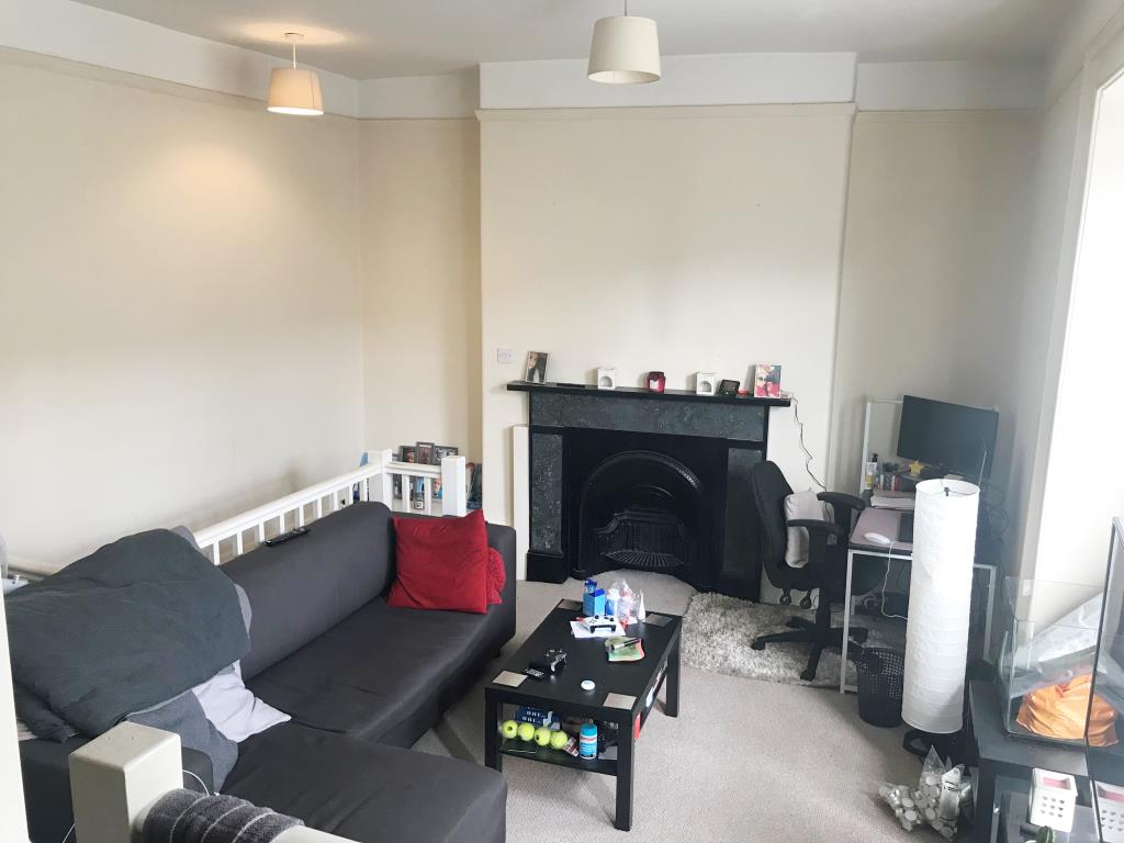 Lot: 11 - TOWN CENTRE FLAT FOR INVESTMENT -